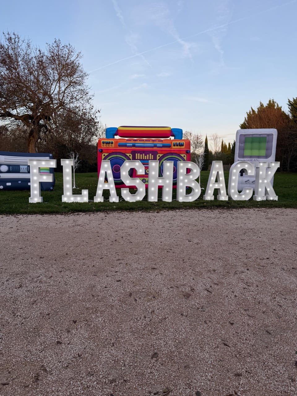 Lettres lumineuses géantes FLASHBACK, soirée à thème entreprise