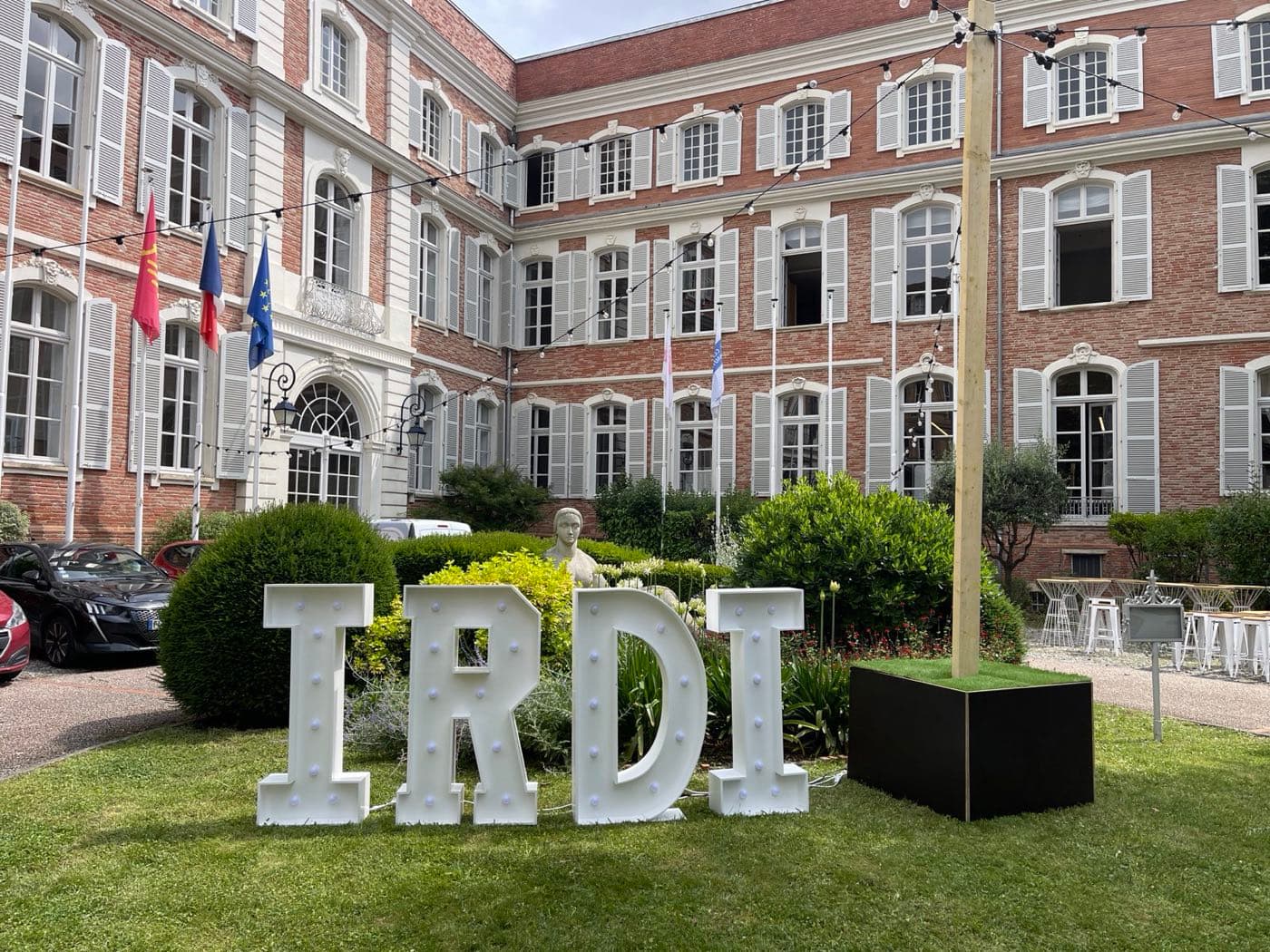 Lettres lumineuses géantes IRDI dans une cour toulousaine