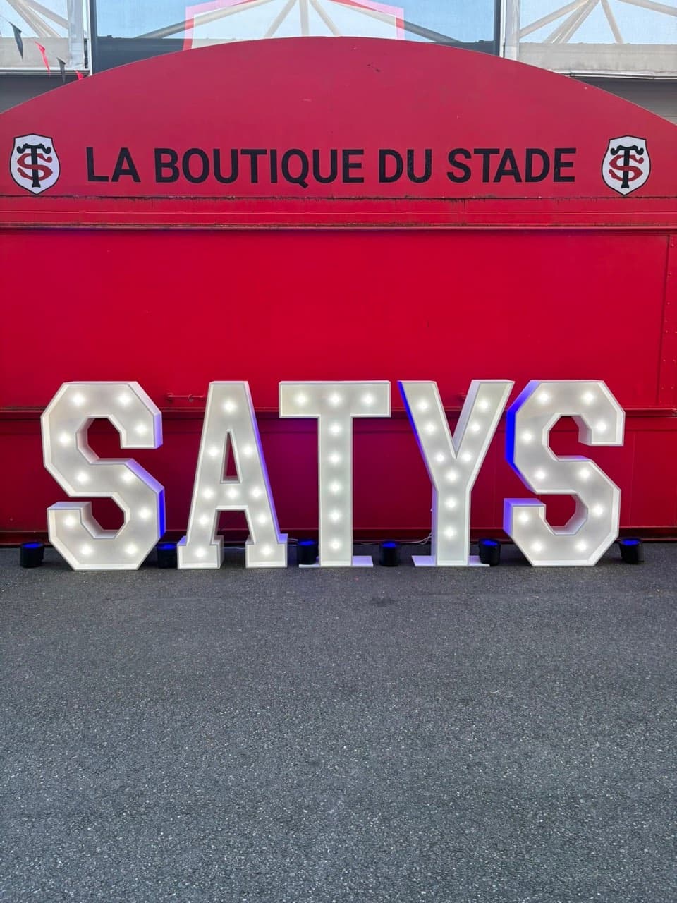Lettres lumineuses géantes SATYS à la Boutique du Stade Toulousain