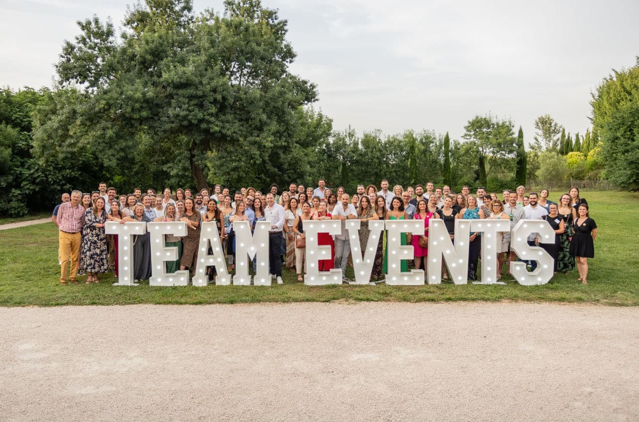 Lettres lumineuses géantes TEAM EVENTS, photo de groupe d'un séminaire d'entreprise