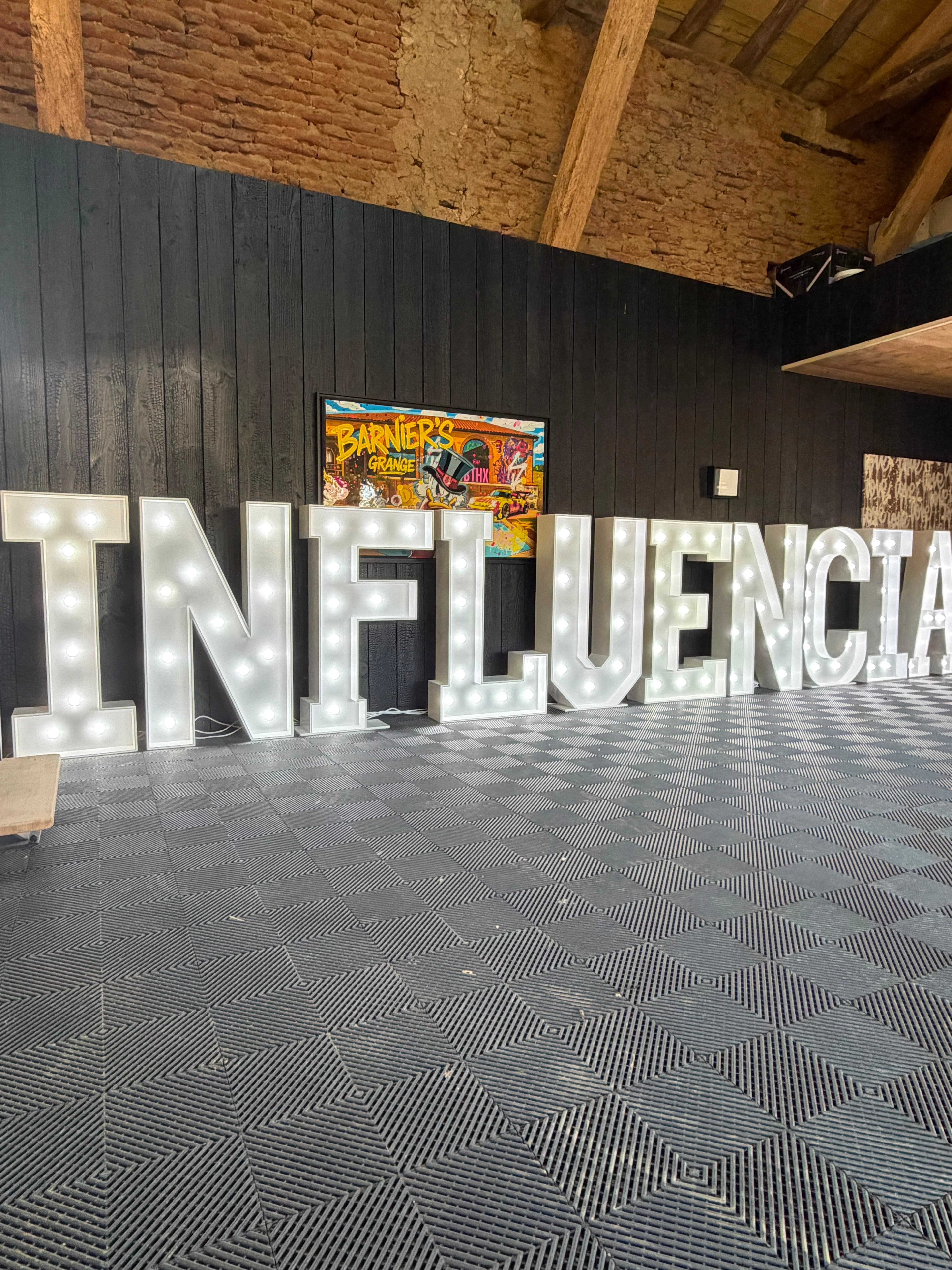 Lettres lumineuses géantes INFLUENCIA, anniversaire d'entreprise
